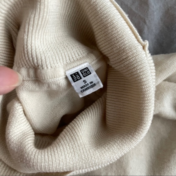 Uniqlo 100% Wool turtleneck sweater - Picture 2 of 6